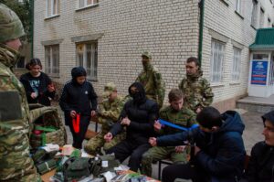 Подробнее о статье ЗАНЯТИЯ ПО ТАКТИЧЕСКОЙ МЕДИЦИНЕ В РАМКАХ ПРОЕКТА «ШКОЛА ВЫЖИВАНИЯ»